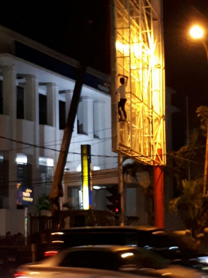 Satpol PP Bongkar Kembali 2 Unit Papan Reklame