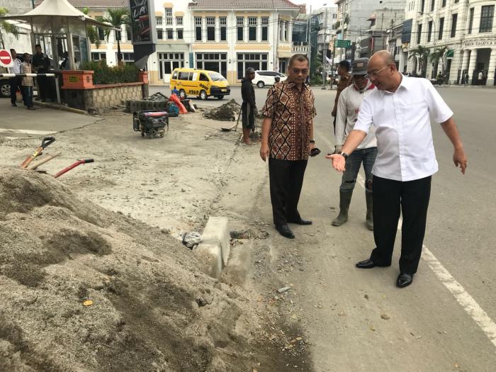 Wali Kota Tinjau Pembangunan Pedestrian Seputaran Lapangan Merdeka