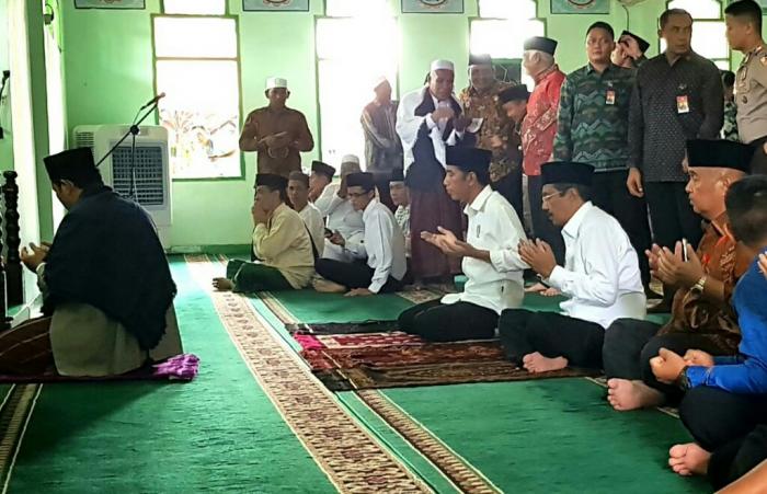 Jokowi Shalat Jumat di Masjid As Syuhada Stabat
