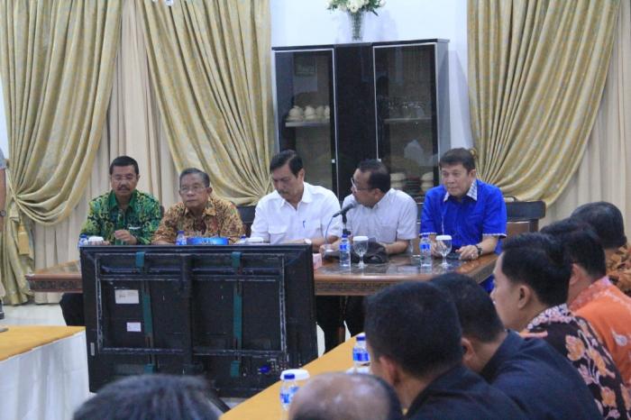 Menko Luhut B Pandjaitan Pimpin Rapat Persiapan Ngunduh Mantu Putri Presiden