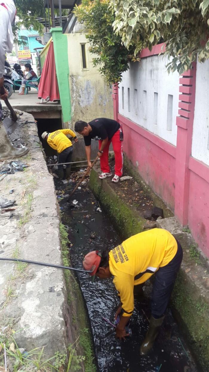 ASN Kelurahan Sitirejo II & P3SU Bersihkan Drainase Depan SDN 100