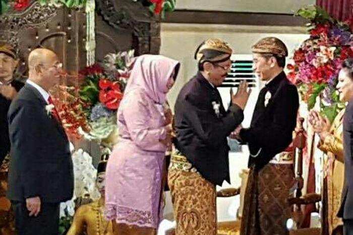 Gubsu Hadiri Resepsi Kahiyang Bobby dengan Pakaian Jawa
