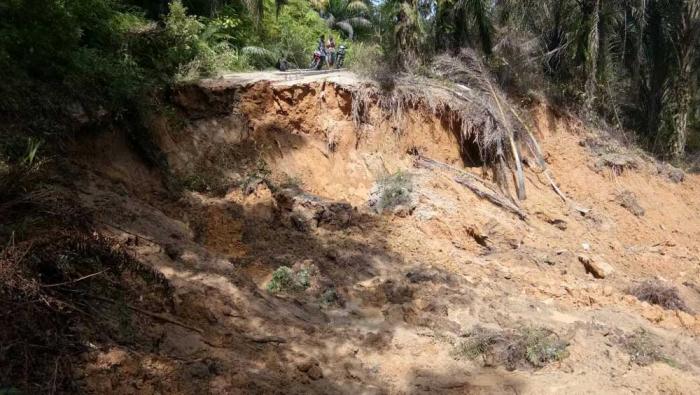 Badan Jalan Penghubung Angkola Selatan - Angkola Sangkunur Amblas