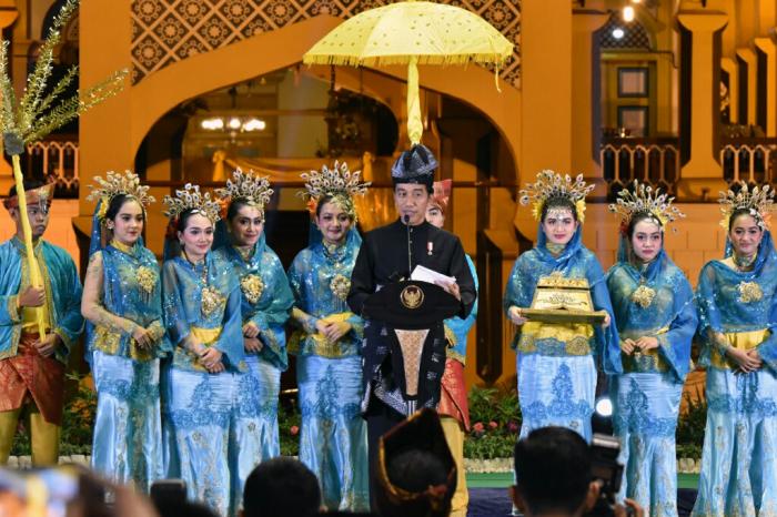 Presiden Jokowi Berpantun di Istana Maimun