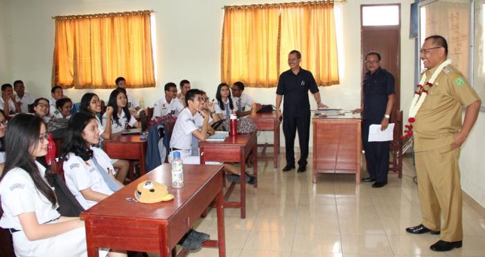 Ini Aksi Ir Akhyar Nasution di SMA Santo Thomas 1
