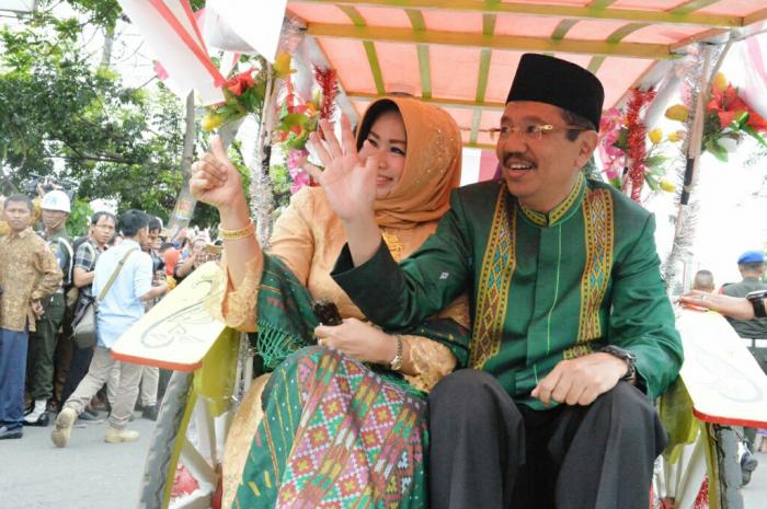 Gubernur Ikut Meriahkan Kirab Bobby-Kahiyang