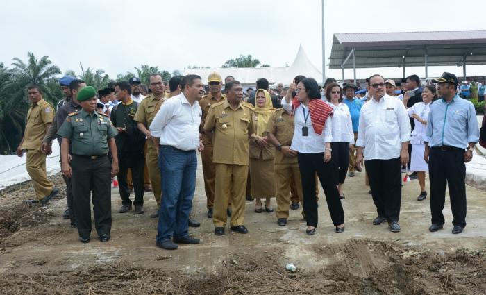 Bersama Parlindungan Purba, Bupati Ashari Tambunan Resmikan TPA Sampah Namorube Julu