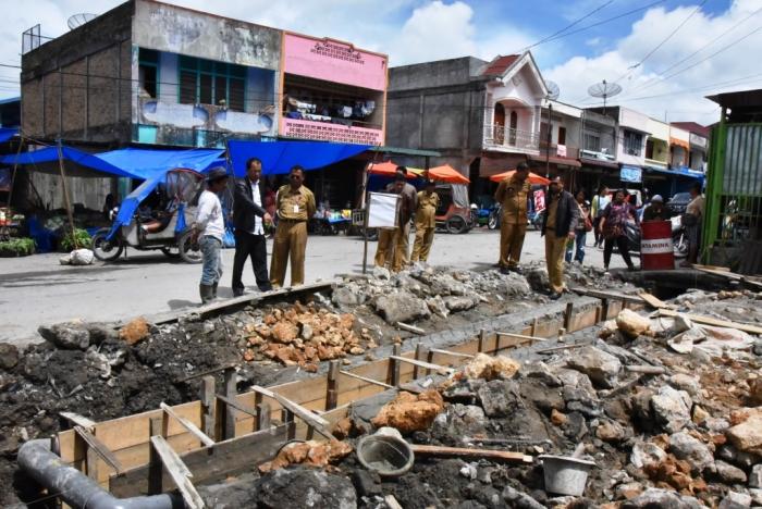 Bupati Humbahas Tinjau Proyek Pembangunan di 'Onan' Doloksanggul