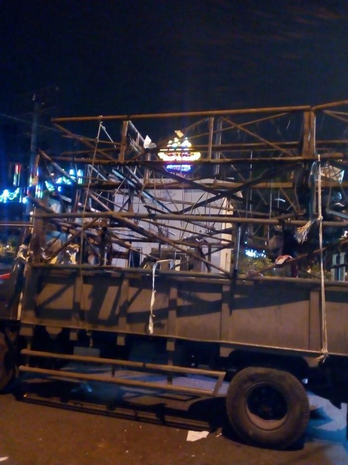 Bermasalah, Papan Reklame Ini Dibongkar