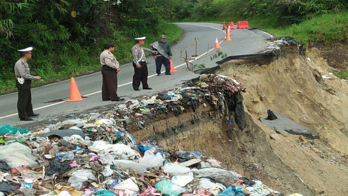 Dituding Buang Sampah Sembarangan, Masyarakat Sipirok Protes Bupati Tapsel