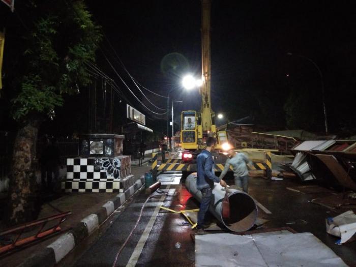 Papan Reklame di Jalan Perintis Kemerdekaan dan HM Yamin 'Maruppak'
