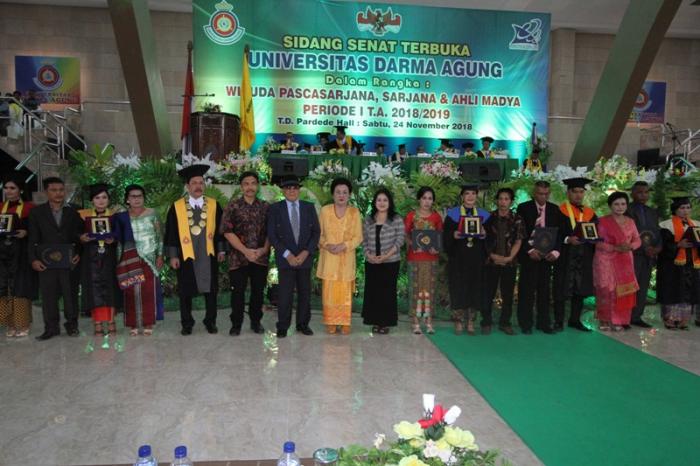 Wisuda 1.052 Alumni, Ketua Yayasan Universitas Darma Agung Ajak Alumni Jaga Nama Baik Almamater