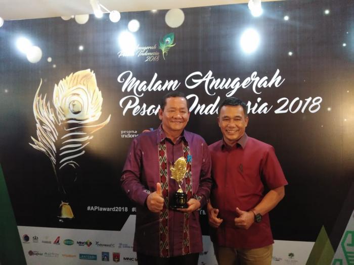 Tomok Terima Anugerah Objek Wisata Belanja Terpopuler