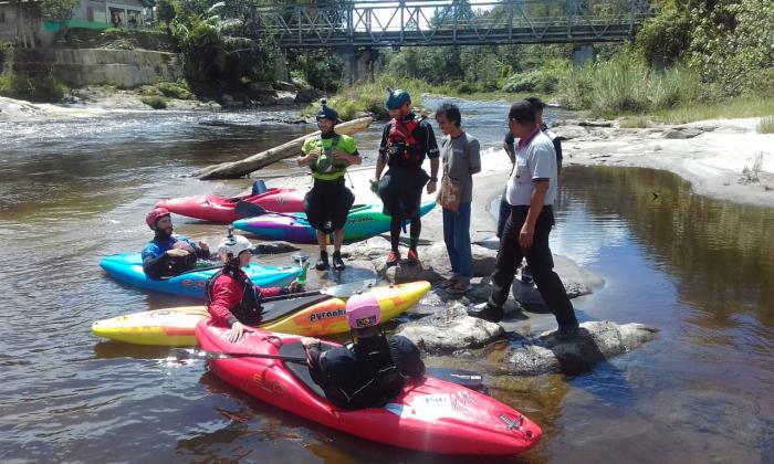 Keren! ! 5 Pegiat Arung Jeram Warga Perancis Uji Nyali di Sungai Simonggo Parlilitan Humbahas