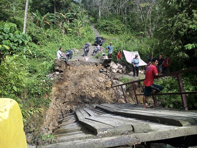Jembatan Bohoya Di Desa Tetehosi Maziaya Nias Utara Ambruk