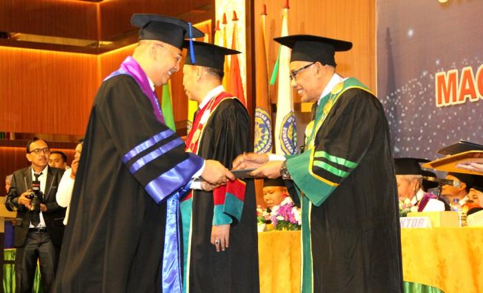 Dzulmi Eldin Sandang Gelar Magister Hukum