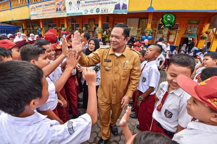 Peringati Hari Guru, Walikota dan Wakil Walikota Padangsidimpuan Sambangi Sejumlah Sekolah