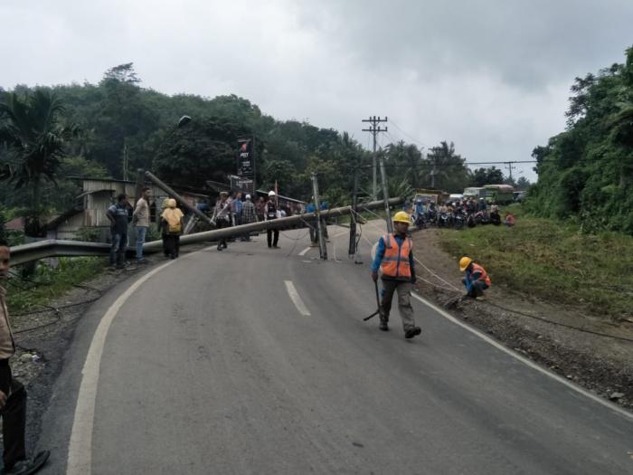 Tiang Listrik Tumbang, Jalinsum Batunadua - Simirik Alami Kemacetan