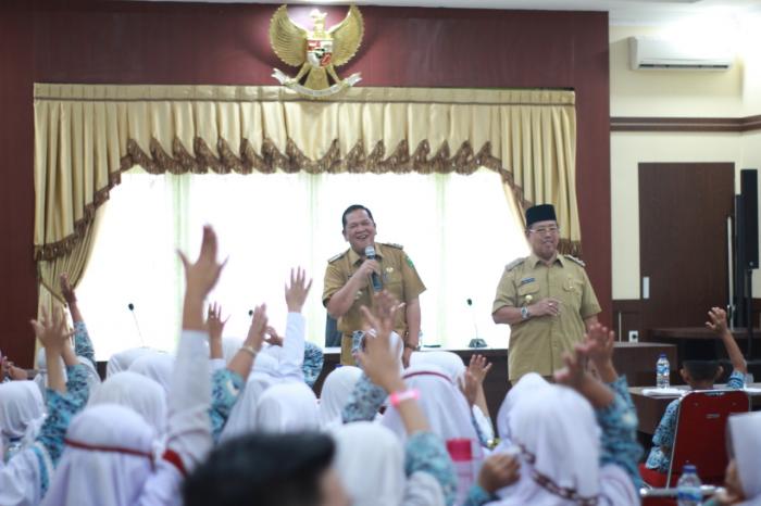 Pelajar SD/IT Darul Hasan Sambangi Ruang Kerja Walikota Padangsidimpuan