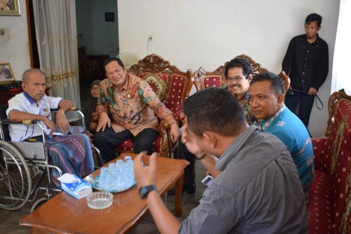 Walikota Sidimpuan Besuk Wartawan Senior Syarifuddin Nasution