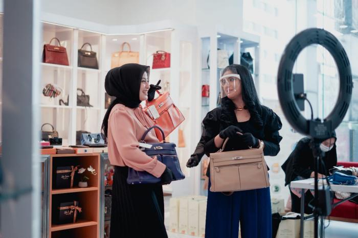 #ZetaLiveShopping: Berdonasi Sambil Berbelanja, Zeta Bags Bersama Annisa Pohan Salurkan Dana Lebih dari Rp 50 Juta Bagi Pendidikan Anak Usia Sekolah