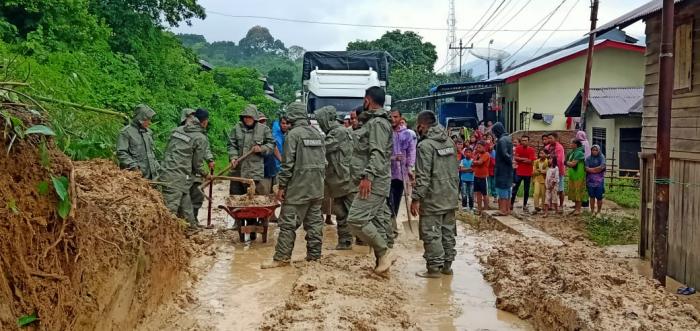 Longsor Tutup Akses Jalan di Desa Marsada, Brimob Batalyon C Sumut Terjun Ke Lokasi Bantu Proses Pembersihan