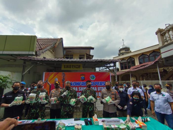 Kapolda Sumut Konfrensi Pers Terkait Sabu-sabu 15 Kg Tangkapan Polres Labuhanbatu dan Dua Pelaku Meninggal Dunia
