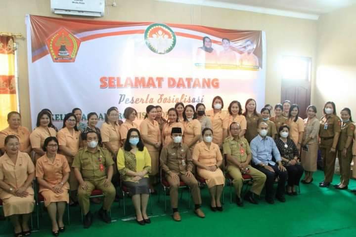 Prof. Dr. Fakhili Gulo Buka Secara Resmi Sosialisasi Kelembagaan Dharma Wanita Persatuan Dan Kepemimpinan Perempuan Yang Efektif Serta Pelatihan Membatik Di Nias Barat
