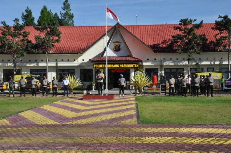 Kapolres Humbang Hasundutan Pimpin Apel Gelar Pasukan OPS Zebra Toba - 2021