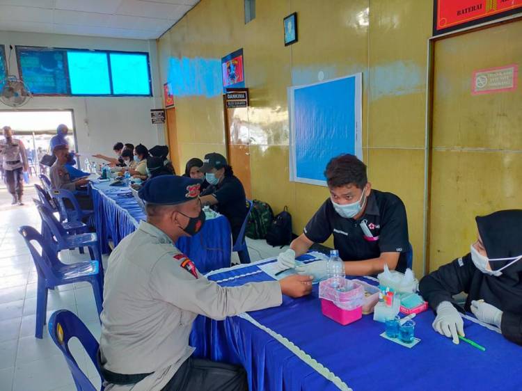 Sambut HUT Marinir Ke-76, Brimob Poldasu Ikuti Bhakti Sosial Donor Darah di Belawan