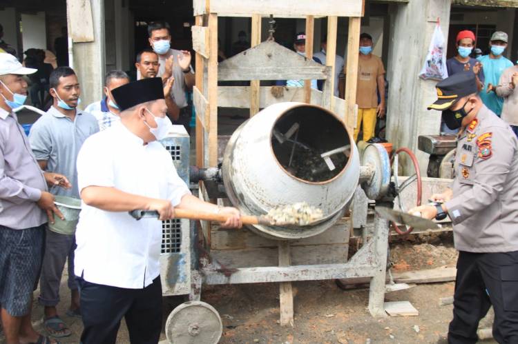 Bupati Erik Turut Gotong Royong di Mesjid Al-Iklas Sidorejo