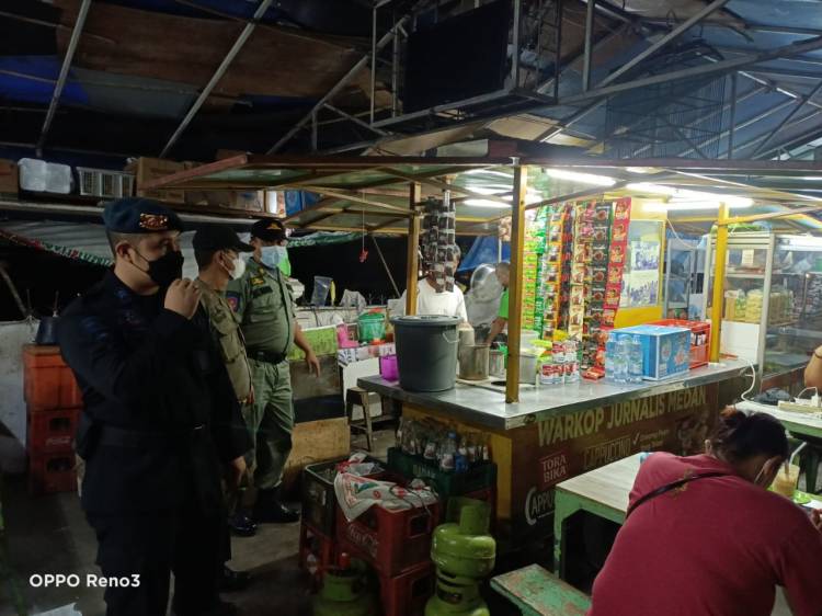 Brimob Polda Sumut Rutin Lakukan Himbauan Prokes Kepada Masyarakat di Malam Hari