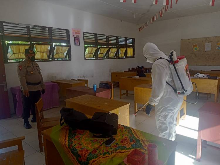 Cegah Penyebaran Covid-19, Brimob Polda Sumut Lakukan Penyemprotan Disinfektan