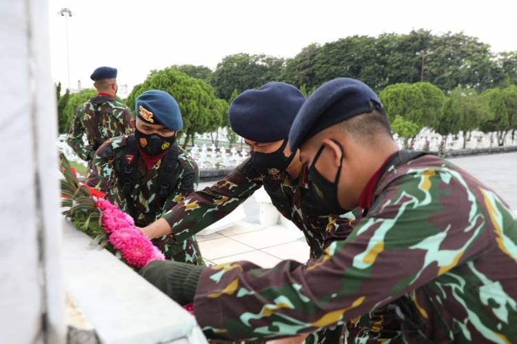 Dansat Brimob Poldasu Pimpin Ziarah Rombongan Di TMP Bukit Barisan Medan