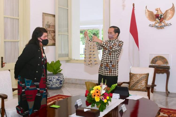 Terima Kunjungan Menlu Selandia Baru, Presiden Hadiahkan Tas Noken Papua