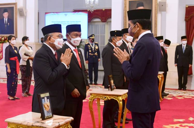 Presiden Anugerahkan Gelar Pahlawan Nasional kepada Empat Tokoh dan Tanda Kehormatan kepada Para Nakes yang Gugur