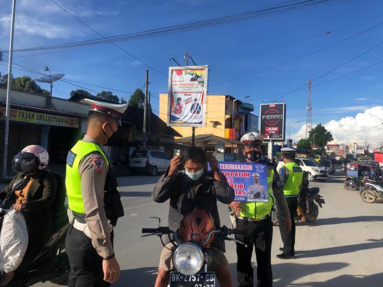 Hari Kedua Operasi Zebra, Polres Humbahas Bagikan Masker dan Edukasi Prokes Serta Disiplin Berlalu Lintas Kepada Masyarakat