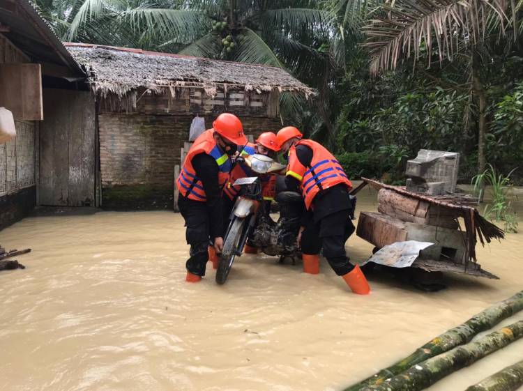 Batalyon B Pelopor Brimob Sumut Salurkan Bantuan Kepada Korban Banjir di Desa Mariah Padang