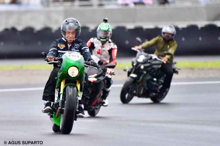Saat Presiden Jokowi Jajal Sirkuit Mandalika Naik Motor Miliknya