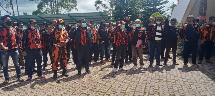 Pemuda Pancasila (PP) Humbang Hasundutan Tuntut Junimart Girsang Minta Maaf