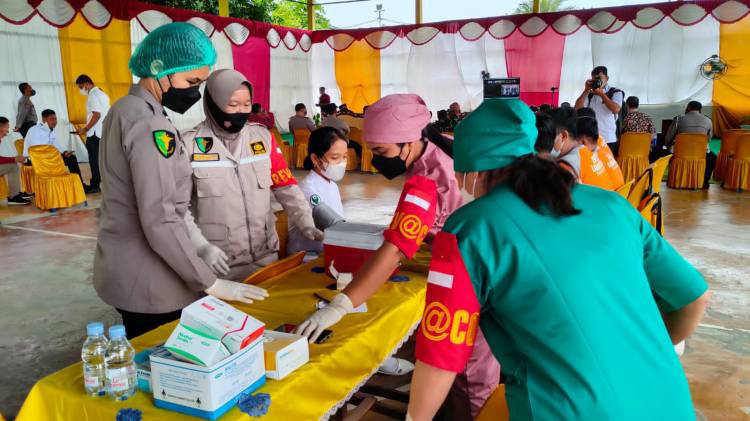 Warga Yayasan Perguruan Ki Hajar Dewantara di Vaksinasi