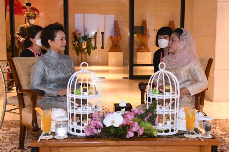 Saat Ibu Iriana dan Madam Peng Bertukar Alat Musik Tradisional
