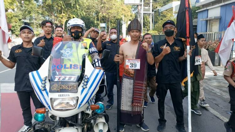 Berkostum Pahlawan Nasional Sisingamangaraja XII, Ketua AMS XII Medan Amplas Ikuti Festival Napak Tilas