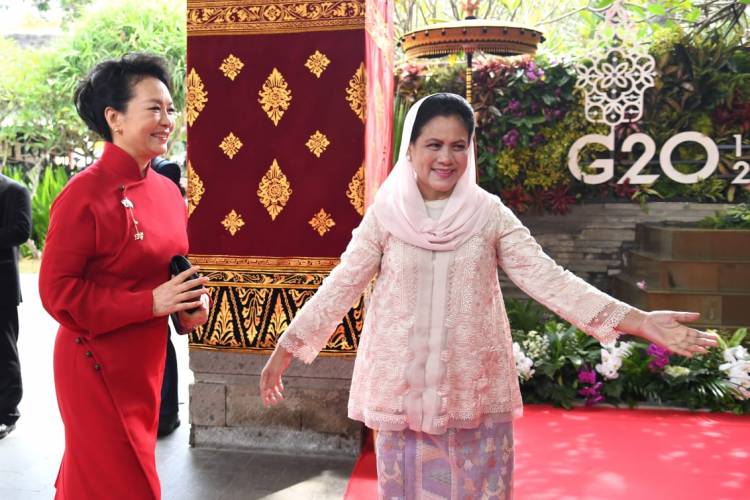 Ibu Iriana Ajak Para Pendamping Pemimpin G20 Melihat Kearifan Lokal Indonesia