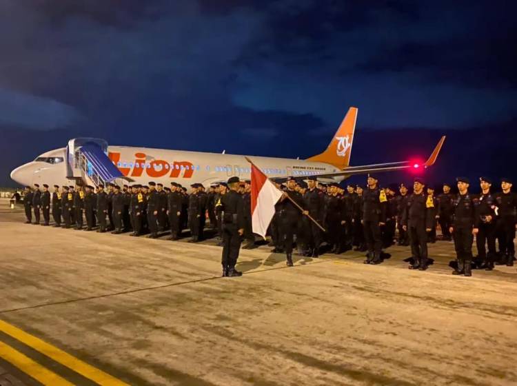 Dansat Brimob Polda Sumut Sambut Personil Pengamanan KTT G20 di Bandara Kualanamu