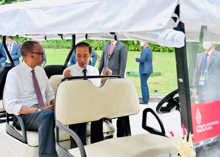 Saat Presiden Jokowi Ajak Presiden Rwanda Naik Mobil Golf