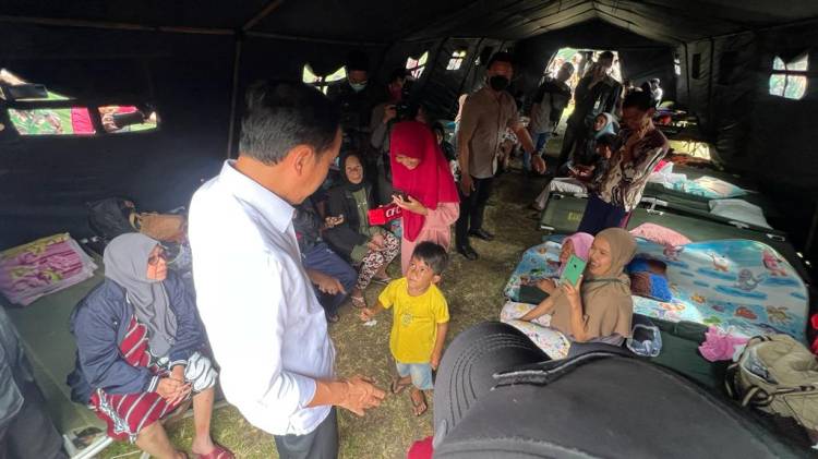 Presiden Jokowi Kunjungi Tenda Pengungsi Korban Gempa di Cianjur