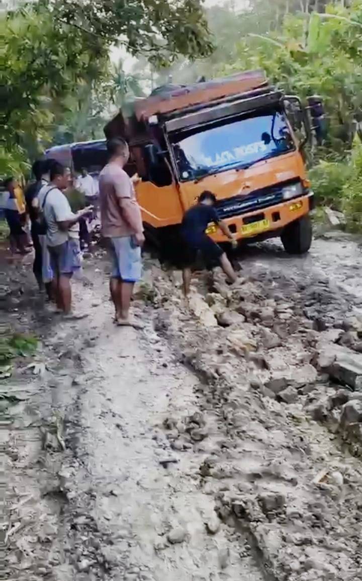 Truk Terperosok Di Ruas Jalan Provinsi Yang Rusak, Perjalanan Rombongan PJ. Gubsu Terhambat Di Nias Utara