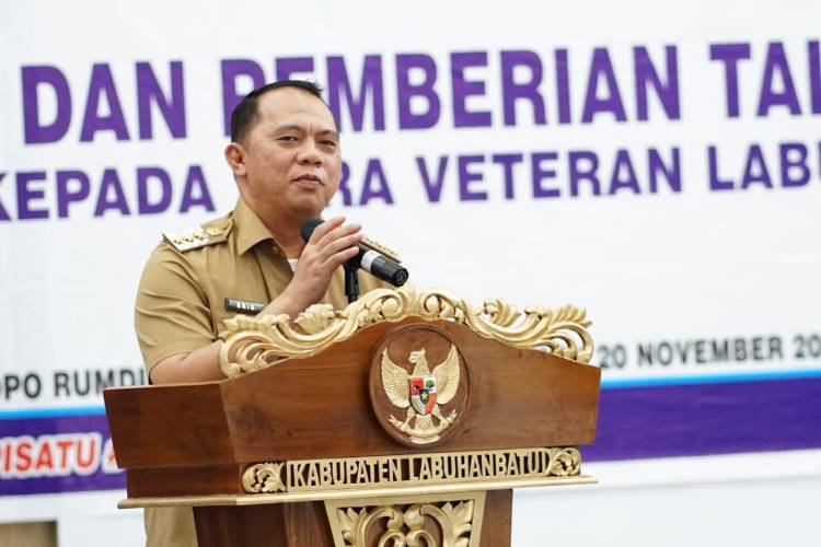 Bupati Labuhanbatu Bersama KNPI Menyerahkan Tali Asih Kepada Para Veteran