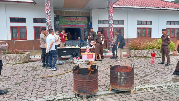 Kejaksaan Negeri Humbang Hasundutan Lakukan Pemusnahan Barang Bukti Dengan 23 Perkara.